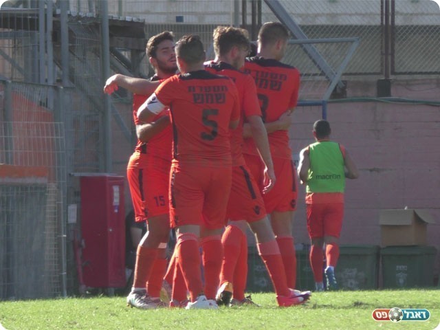 שחקני כפר שלם חוגגים